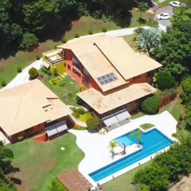 Viva a sofisticação em sua forma mais rara.
⠀
No coração do Aldeia do Vale, o condomínio mais exclusivo de Goiânia, encontra-se esta propriedade singular:
⠀
🏡 805 m² de elegância arquitetônica
🌳 3.200 m² de terreno privativo e arborizado
🏊♂️ Piscina com raia de 20m | Sauna | Paisagismo com frutíferas e horta
⠀
São duas residências independentes, ideal para famílias que valorizam privacidade sem abrir mão do convívio.
⠀
📍 5 suítes climatizadas, incluindo uma master com closet, sacada, hidromassagem e solário.
📍 Living com pé-direito duplo, biblioteca, home TV, ambientes amplos e iluminados.
📍 Casa de hóspedes com 160 m², 2 suítes, home office e espaço para academia.
⠀
Madeira nobre (Ipê), aquecimento solar e detalhes de alto padrão completam essa experiência única de morar.
Agende sua visita e descubra o que é viver no que há de mais refinado no Aldeia do Vale.
📞 (62) 98408-3099
📲 Federal Vendas
#ImóvelDeLuxo #CasaDeLuxo #AltoPadrão ArquiteturaDeLuxo ResidênciaDeLuxo DesignAutoral LuxuryRealEstate GoiâniaLuxo AldeiaDoVale InvestimentoSeguro ImóveisDeLuxo LuxuryLiving CondomínioDeLuxo MansãoUrbana Exclusivo FederalImoveis