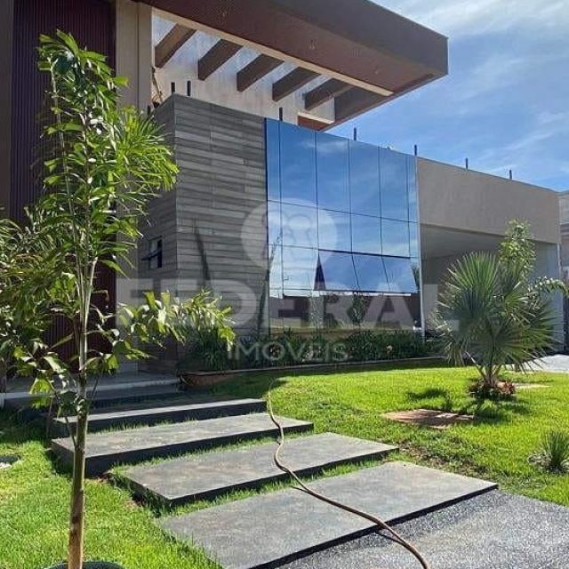 #ALUGUEL
✨ Alto padrão para locação nos Jardins França
Casa com 364m² de área útil, projeto funcional e excelente padrão construtivo. Totalmente abastecida com energia solar e climatização em todos os ambientes, oferece conforto, eficiência e sofisticação.
São 4 suítes plenas, ricas em armários (sendo 1 suíte térrea), sala ampla para 3 ambientes e uma área gourmet completa, com armários, churrasqueira e piscina aquecida — ideal para receber com conforto e privacidade.
🚗 Garagem para 4 veículos
🌿 Condomínio com infraestrutura completa:
🏋️ Academia
🏃 Trilha e pista de cooper
🎾 Quadras de tênis
⚽ Quadra de futebol
📲 Fale com a Federal Imóveis e agende sua visita.
#FederalImóveis #AltoPadrão #CasaEmCondomínio #JardinsFrança