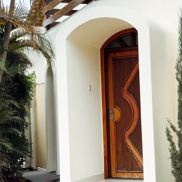 Morar bem não é luxo. É decisão.
Essa casa entrega exatamente o que quem vive Goiânia procura: localização estratégica, praticidade no dia a dia e um ambiente que equilibra conforto e sofisticação na medida certa.
Aqui você não aluga apenas um imóvel.
Você escolhe viver com mais tranquilidade, mobilidade e qualidade de vida.
Se faz sentido pra você, fale com a nossa equipe agora.
Agende sua visita.